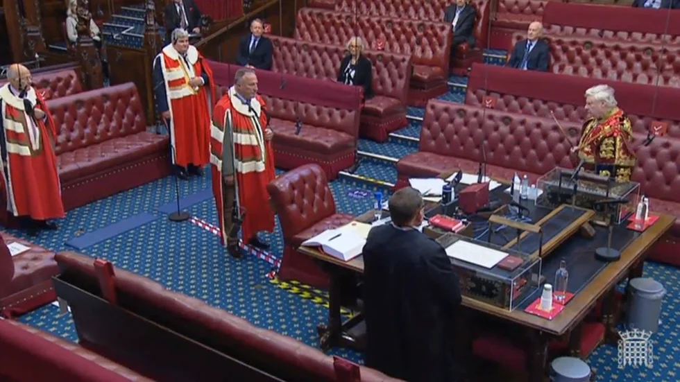 Det brittiska parlamentets överhus, House of Lords, består av runt 800 ledamöter, däribland en lång rad tidigare ministrar, kulturpersonligheter och andra framträdande britter. En av dem är förre cricketstjärnan Ian Botham (mitten), som nyligen inträtt som baron Botham av Ravensworth. Arkivbild.