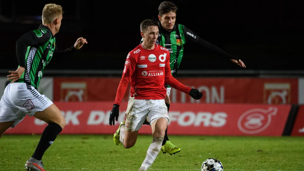 Erik Lindell är ruggigt nära en allsvensk biljett. Detsamma gäller tabelltvåan Halmstad med en viss Andreas Johansson i laget.