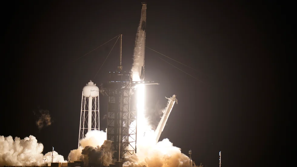 Space X raket Falcon 9 lyfter från Florida med rymdkapseln Dragon, som ska ta fyra astronauter till rymdstationen ISS.