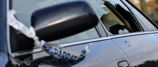 Flera bilar i hamnområdet skadades