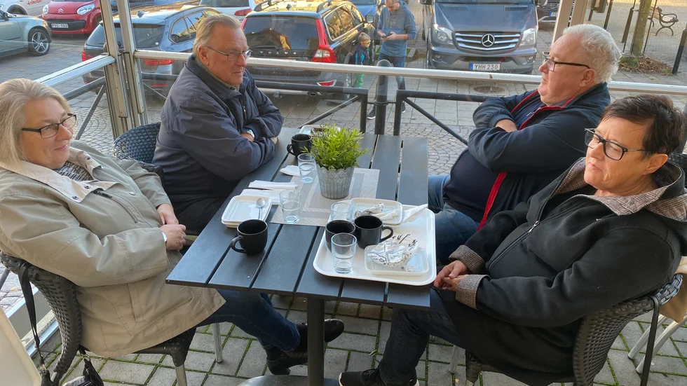 Siv och Göran Lundqvist samt Jörgen och Eva Isaksson: "Man måste ha respekt för situationen. Därför väljer vi att sitta ute och fika. Dessutom väljer vi att handla när det är färre folk i butikerna."
