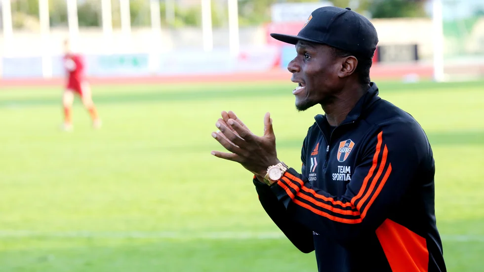 Robert Mambo Mumba, tränare i FC Gute, var inte nöjd med lördagens drabbning.