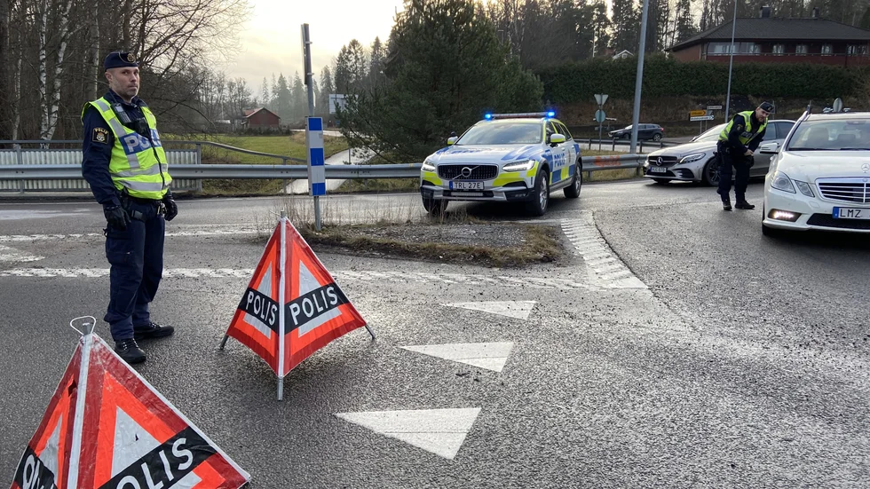 Väg 57 spärrades av i samband med garagebrand i Gnesta.