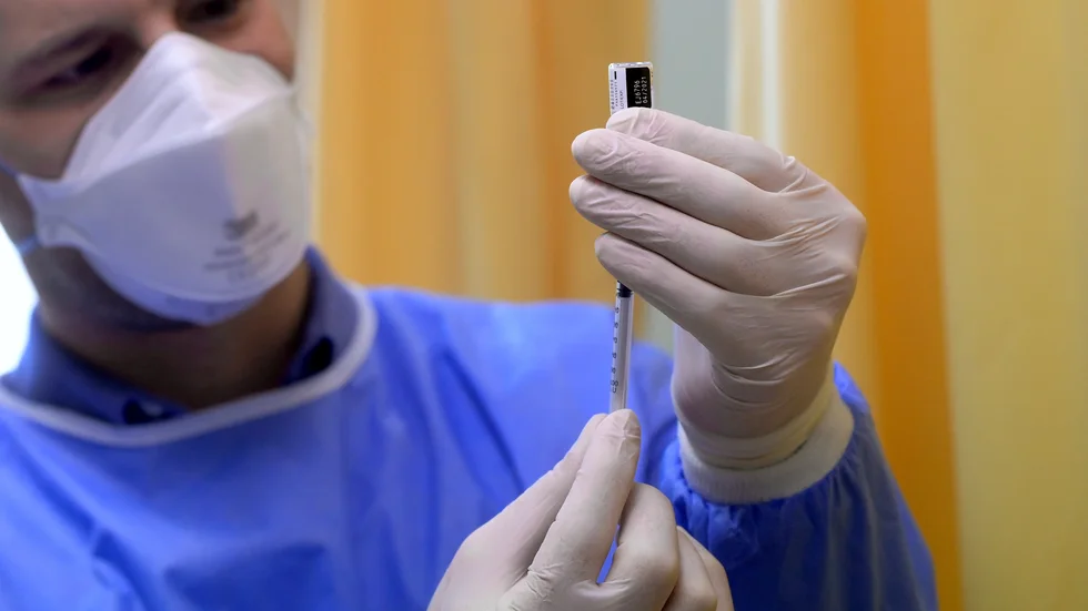 Sjukvårdspersonal förbereder en spruta på ett sjukhus i Ungerns huvudstad Budapest, där vaccineringen började redan under lördagen.
