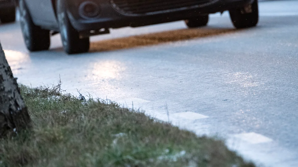 Polisen varnar för halt väglag.
