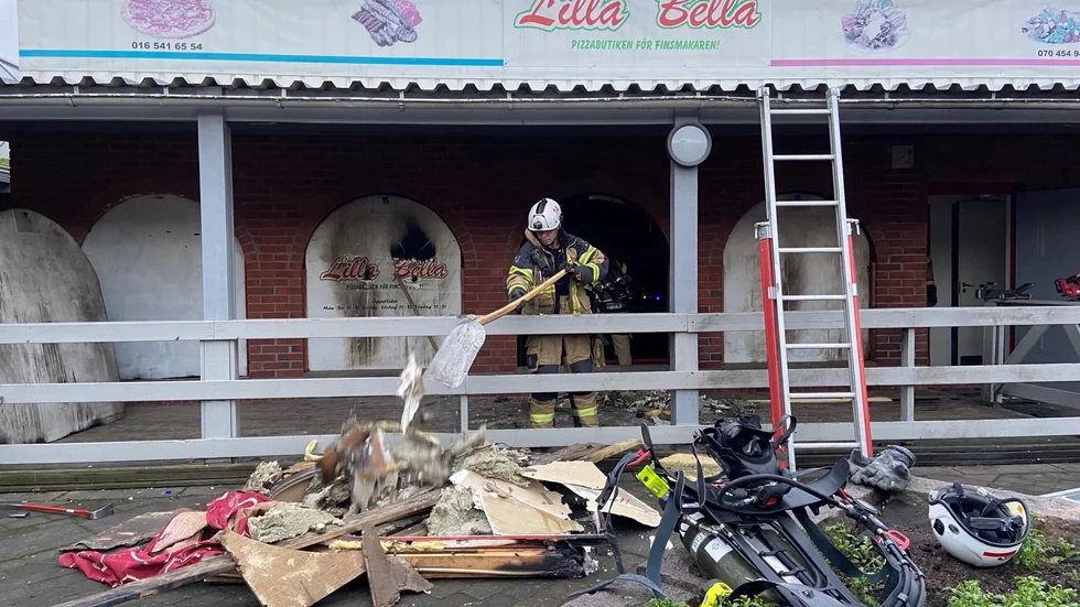 Branden på pizzerian Lilla Bella i Skiftinge på torsdagsmorgonen hade föregåtts av ett hot. Det uppger polisen.