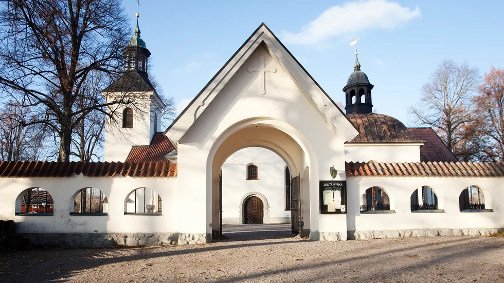 Gunnel Malm i Julita tycker det blir fint när häcken tas bort på kyrkogården i Julita.