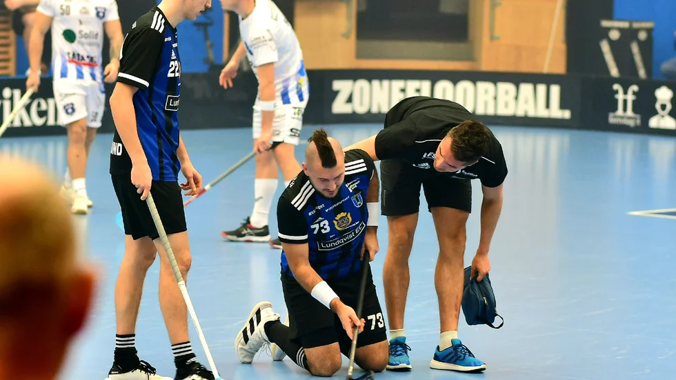 Billy Nilsson satt kvar efter tacklingen från Jonathan Nilsson.