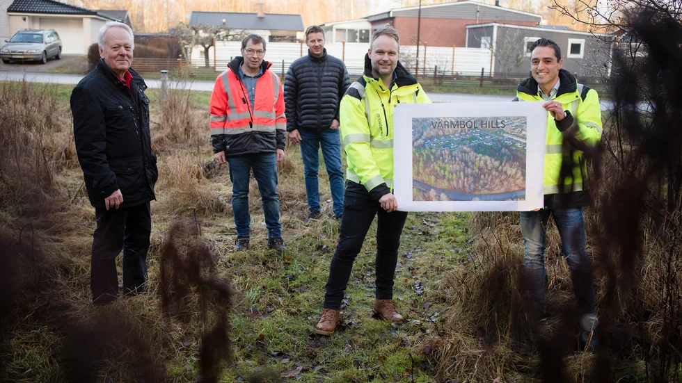 Så här såg det ut när bostadsplanerna presenterades av Göran Dahlström (S), Christer Sundqvist (M), mark- och exploateringschefen Mats Lundevaller samt bostadsutvecklarna Daniel Lundborg och Poyan Sandnell, i december 2020. 