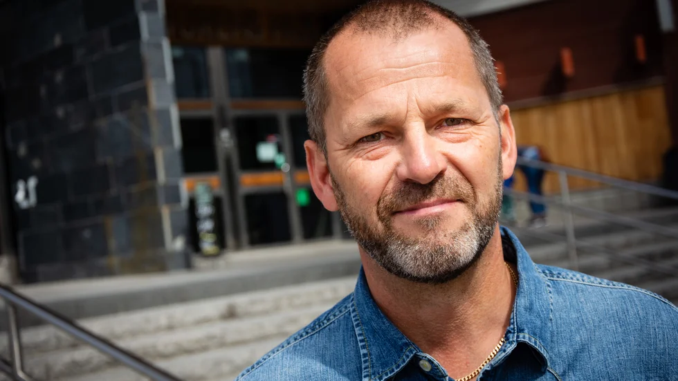 Kultur- och fritidschefen Patrik Bylin förklarar varför han backar från förvaltningens beslut om Arcushallen. "Vi tog ett förhastat beslut att inte ta upp mattan" säger Patrik Bylin.