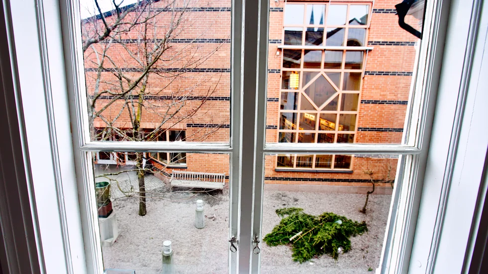 Stängningen av biblioteken  beror inte på smittspridning i lokalerna, utan för att totala antalet människorsom som rör sg i samhället, skriver Erik Pelling och Linda Eskilsson.