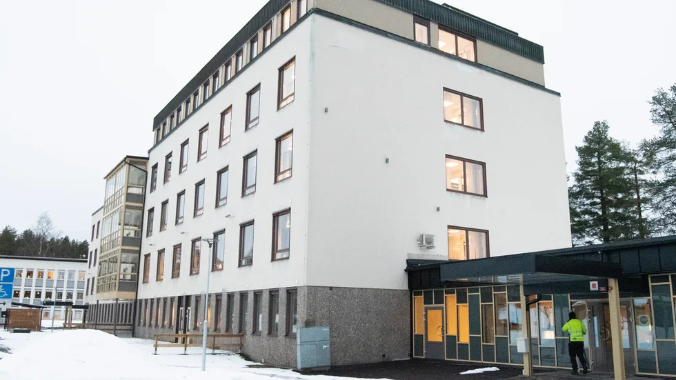 Regionen är intresserad av lokalerna under kosttidsboendet i den här byggnaden. Går lokalerna att anpassa till  hälsocentral kan det blir en tillfällig lösning på problemen i Boden.