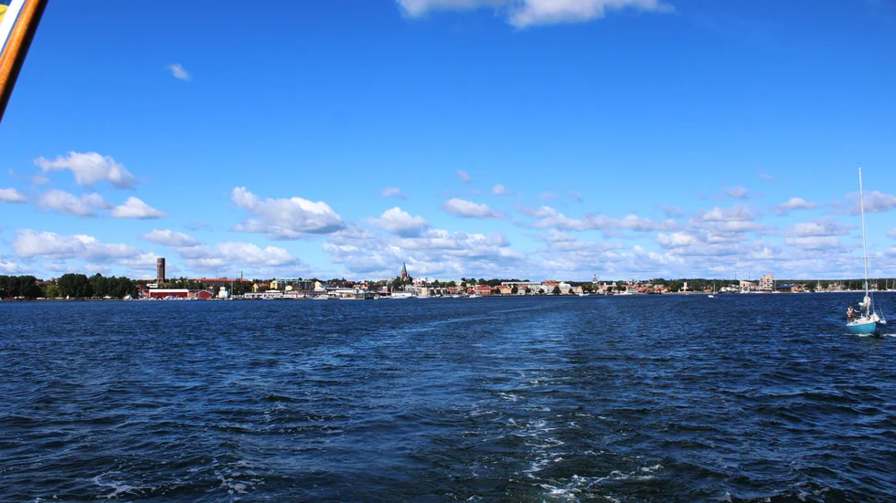 En tomträttsavgäld är en slags hyra för marken. Den gäller vanligtvis i tio eller tjugo år. När tidsperioden löpt ut sätts ett nytt pris. Bostadsrättsföreningen på Idö motsätter sig kommunens nya prissättning - och stäms av kommunen. 