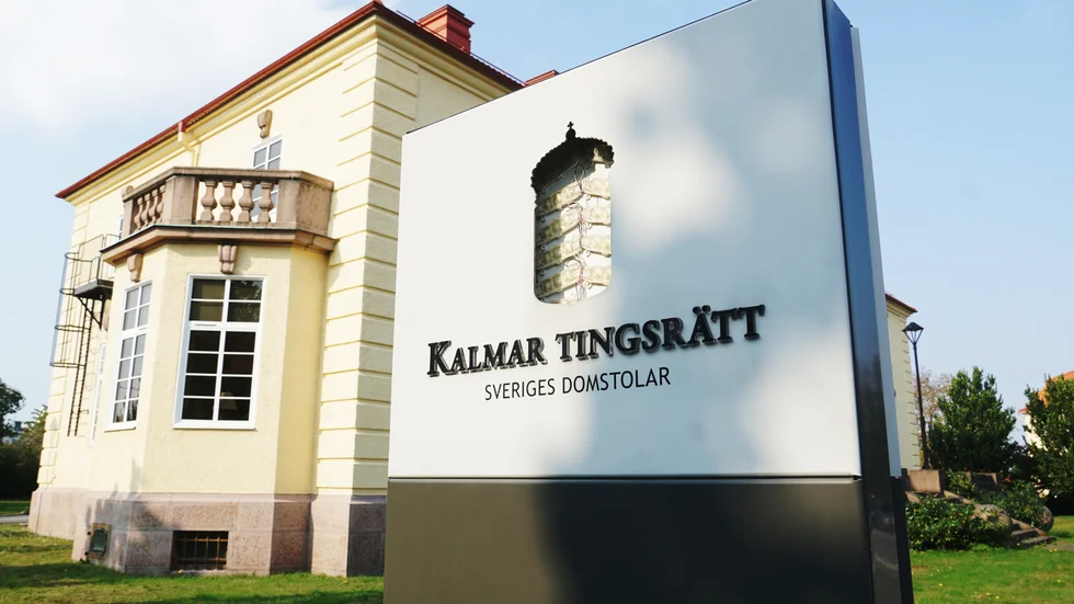 På onsdagen stod ägaren till den tidigare roddklubbstomten inför rätta. Han misstänkte för brott mot strandskyddsdispensen.