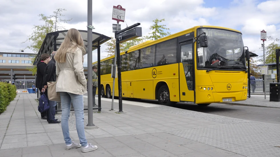 Det är oansvarigt att köra tomma bussar till Arlanda, 
skriver Adam Tael.