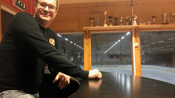 Lindens klubbchef Anders Björk är smånöjd med beslutet och hoppas att myndigheterna även öppnar för att tillåta publik på matcherna.
