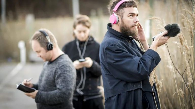Joakim Rindå, Lisa Färnström och Hampus Norén
står bakom Riksteaterns hörlursvandring om framtiden "Kartan över oss".