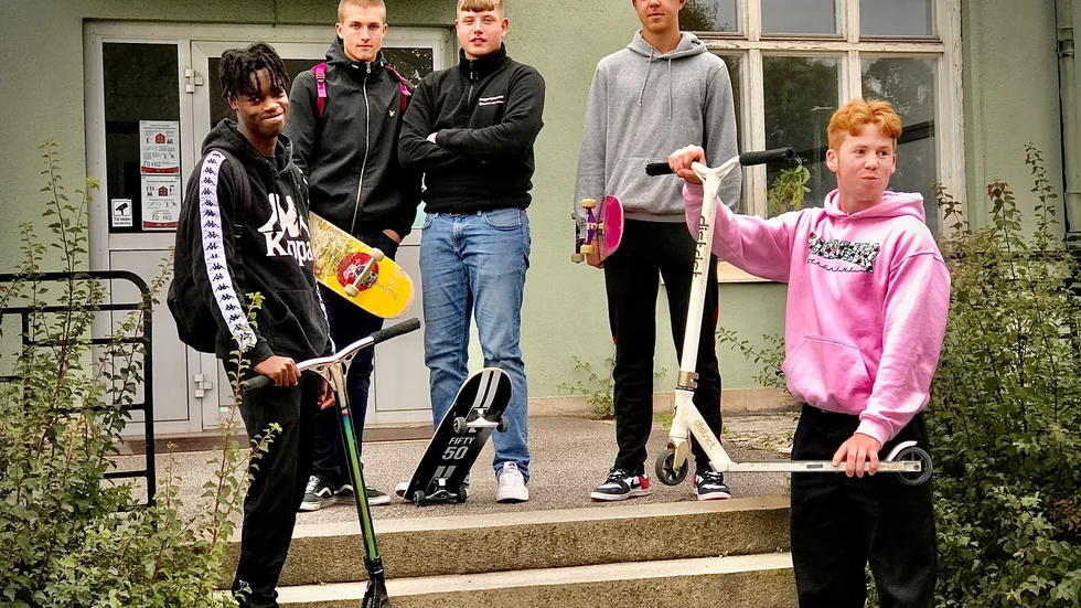 Grabbarna Fredrik Spaarf, Elias Österberg, Hugo Edlund Lindgren och Jakob Olin är de fem som ska förbättra skejtparken i Ramdalen. 