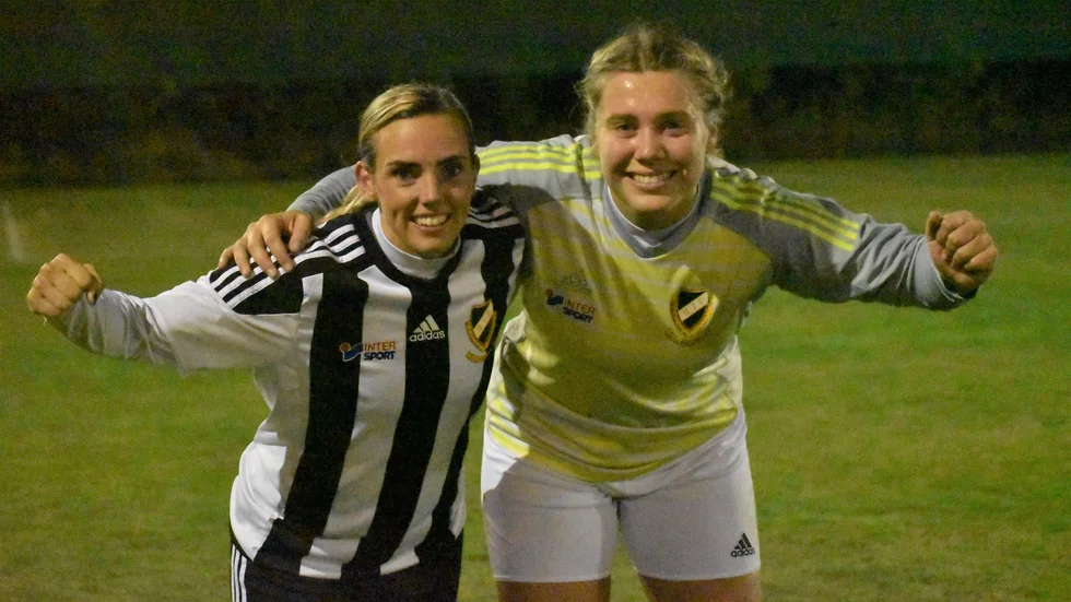 Hanna Hellström till vänster väljer nu att avsluta sin fotbollskarriär. En karriär där hon har öst in bollar och fått chansen att spela med stjärnor som Caroline Seger, Kosovare Asllani och Hedvig Lindahl. 