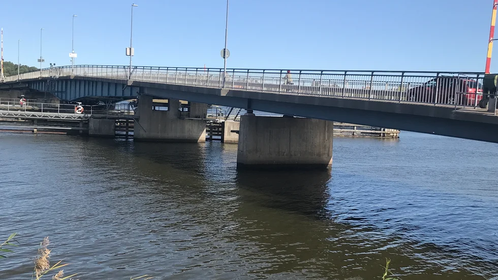 Reservdelar är på väg till Strängnäs för att Tosteröbron ska uppgraderas. Den första renoveringen sker kommande vecka, vilket påverkar trafiken.