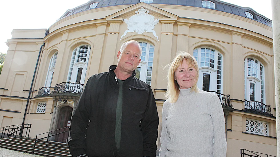 Kjell Samuelsson, fastighetsförvaltare, och Berith Fornell, platsansvarig, utanför Stora teatern i Linköping som renoverats för omkring 20 miljoner kronor.