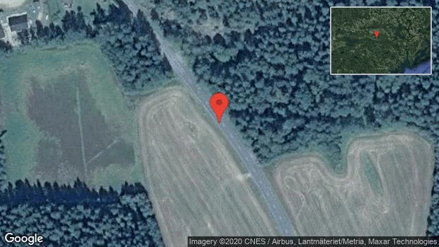 Brinnande fordon stoppar trafiken på väg 921