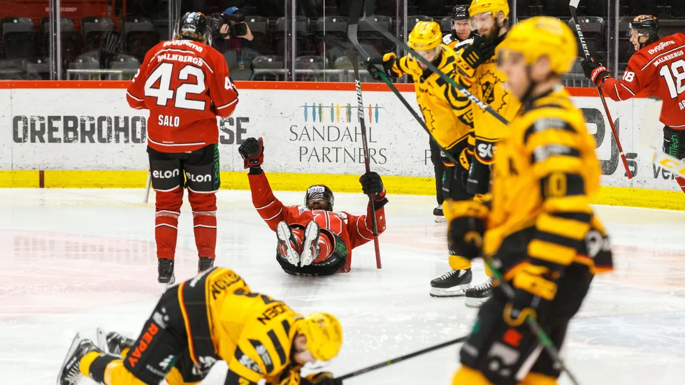 "Nisse" Burström och "Jocke" Lindström, närmast i bild, deppar efter att Daniel Muzito-Bagenda skjutit 2–1 till Örebro i inledningen av den tredje perioden.