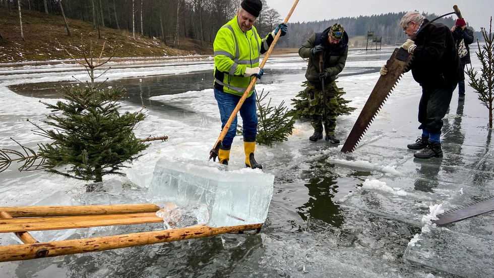 En speciell släde användes för att få upp isblocken ur sjön.