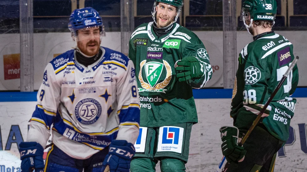 Färjestads Per Åslund, mitten, firar efter att han i tom bur fastställt slutresultatet till 5–3 hemma mot Leksand.