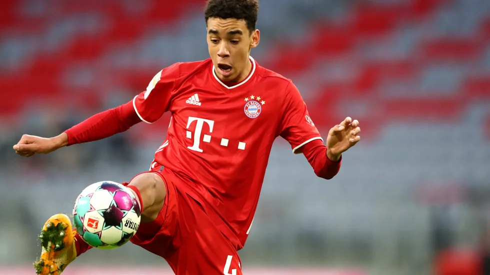 Bayern Münchens 17-åriga stjärnskott Jamal Musiala gjorde karriärens första Champions League-mål mot Lazio i Rom.
