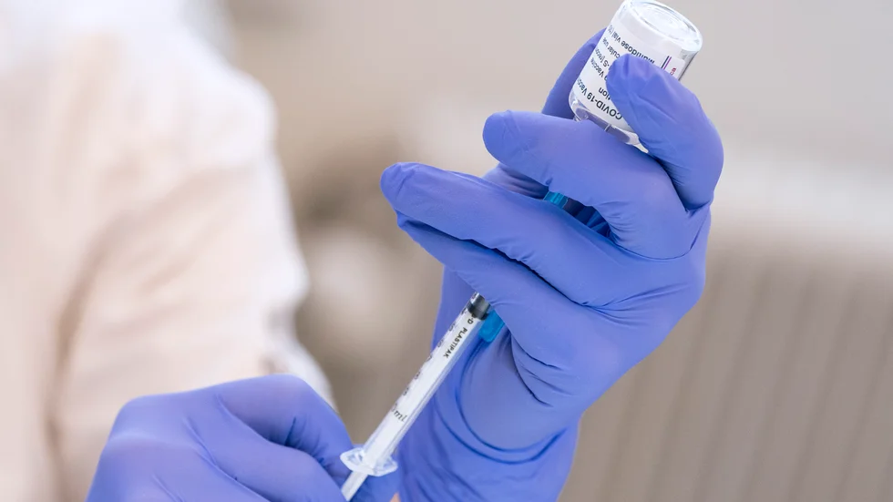 Nu öppnas även möjligheten upp för den som är över 50 år att få vaccinera sig mot covid-19. Villkoret är att man ska kunna inställa sig med kort varsel vid någon av länets vaccinationscentraler.
