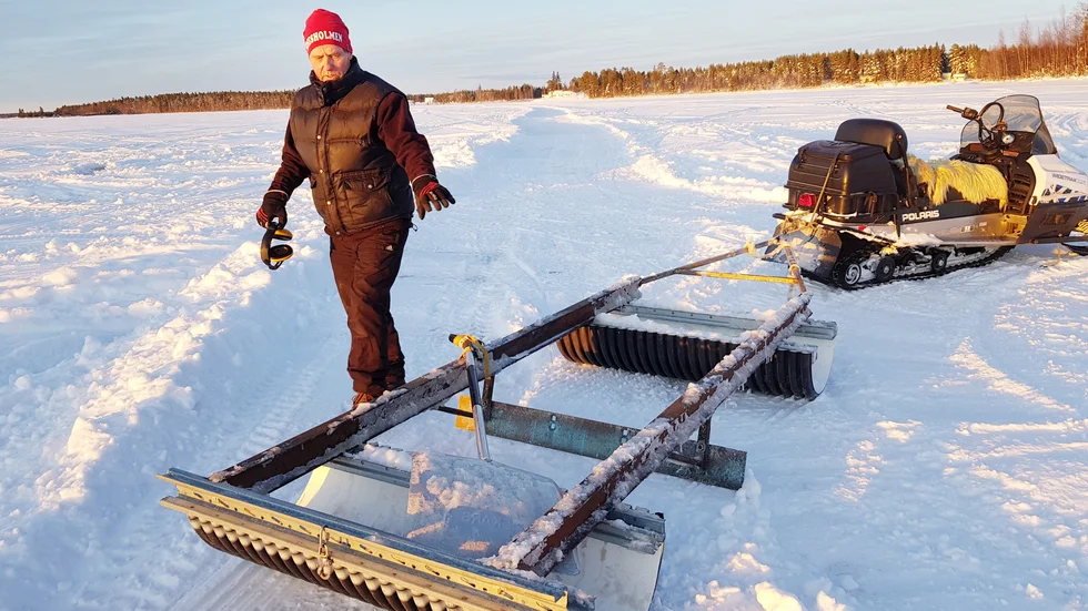 Ove Lundmark, som bor på Mosesholmen, säger att de senaste dagarnas kyla varit välgörande för isläget inomskärs, men poängterar samtidigt vikten av att vara försiktig. (Arkivbild)