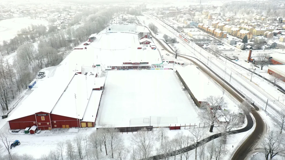 Bandybanan är den enda anläggningen som kommunen öppnar inför sportlovet. Intilliggande ishallen blir fortsatt stängd.