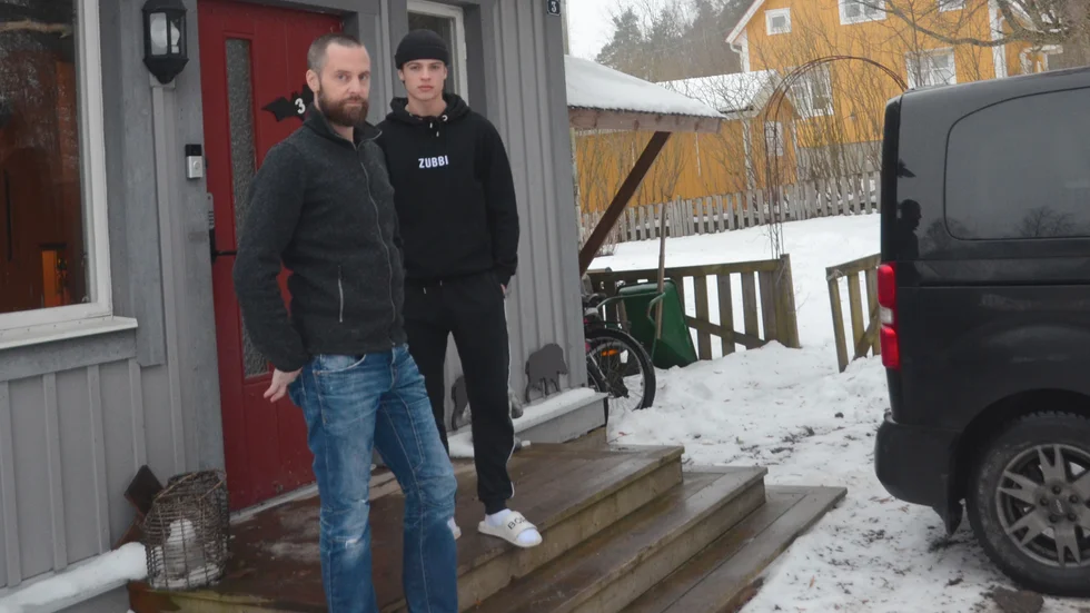 Roland och Samuel Thorngren är inte nöjda med kommunens lösning för skolmaten, som innebär att de måste åka åtta mil. Det är den lösning vi har, svarar kommunen.