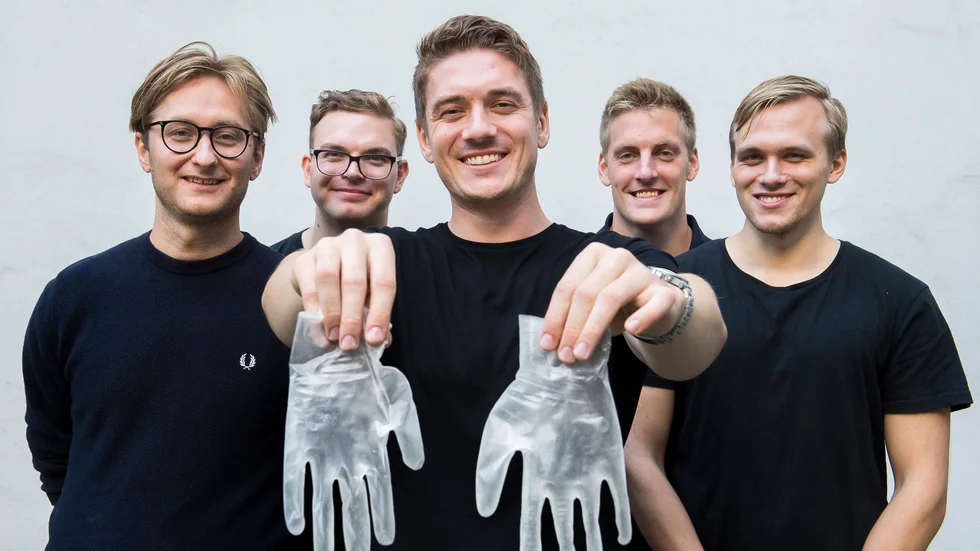 Ingenjörsstudenterna från Blekinge tekniska högskola har tagit fram en återvinningsbar skyddshandske som dessutom är biologiskt nedbrytbar.Från vänster: Axel Sjöberg, Albert Eriksson, Adam Backman, Johan Stjernberg, Marcus Skoog.