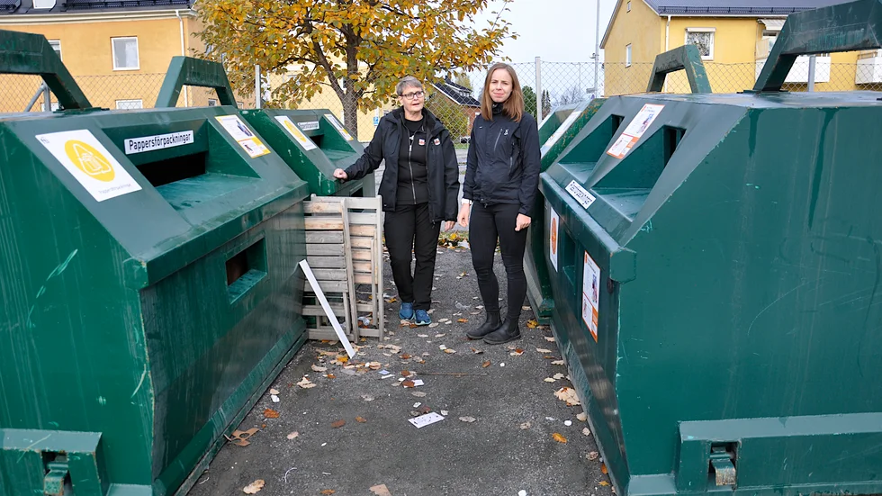 Lilian Jansson och Emilia Björkemyr vid återvinningsstationen vid Coop Forum. " Här har någon ställt in sommarmöbler. För någon vecka sedan hade någon lämnat av några kökstolar. Det vore bättre om man körde sitt skräp till soptippen."
