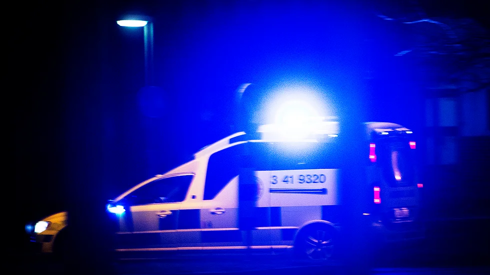 En man i 50-årsåldern fördes med ambulans till sjukhus efter att ha blivit misshandlad på en krog i Katrineholm under natten till söndagen.