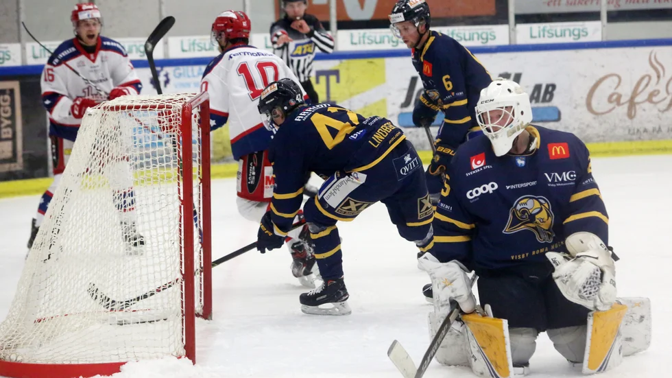 Huddinges Björn Jonasson har precis gjort 4-2 i powerplay bakom Visby Romas målvakt Filip Lindblad.