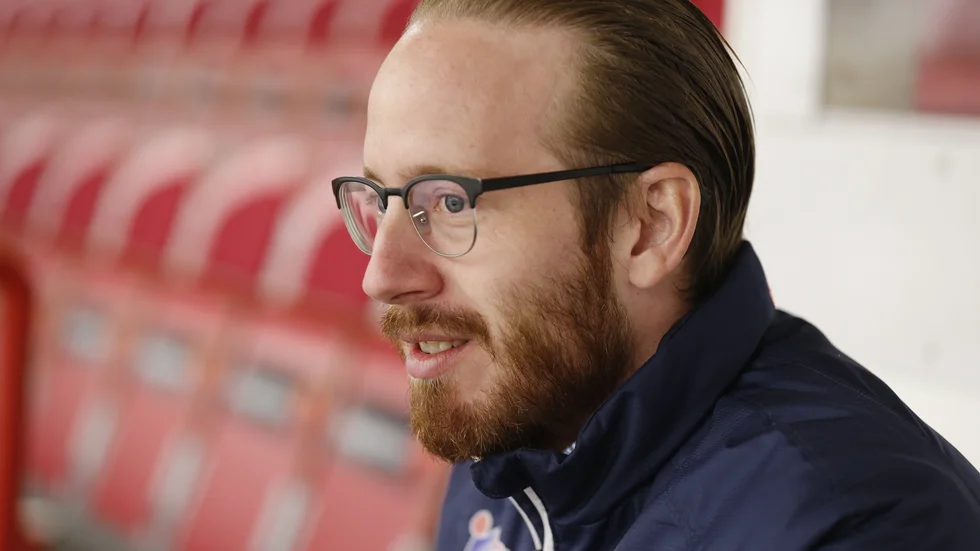VIK:s sportchef Emil Georgsson har en hel del frågetecken att försäka räta ut på grund av covid-19.