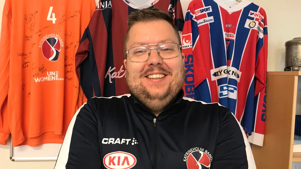 Martin Gustafsson var KVBS representant vid Bandydistrikt Mellansveriges årsmöte. "Där rådde totalt kaos", säger han om mötet där också Glindrans IK spelade en avgörande roll trots att föreningen inte bedrivit bandy på 47 år.