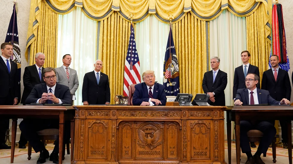 USA:s president Donald Trump (mitten) tillsammans med Serbiens president Aleksandar Vucić (vänster) och Kosovos premiärminister Avdullah Hoti (höger) i presidentens kontor Ovala rummet i Vita huset.