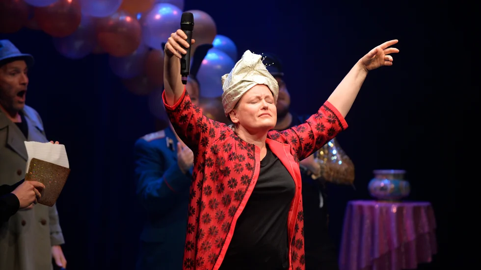 Sonja Lindblom iklädde sig rollen som Solbritt Värnamo under improviserad minimello, där publiken valde allt från namn, kostym och låttitel. Under fredagens föreställning var det även hon som vann. 
