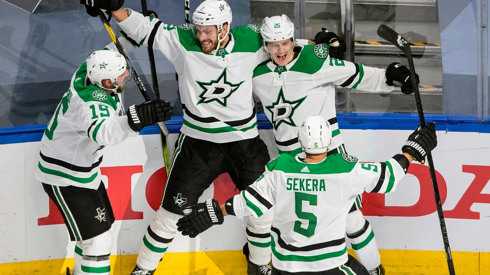 Dallasspelarna jublar efter Joel Kivirantas (tredje från vänster) avgörande mål.