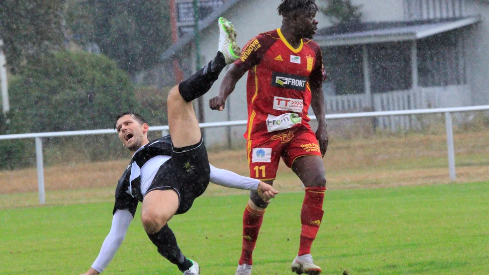 Regnet öste ner när Syrianska och Farsta möttes på Fröslunda IP.