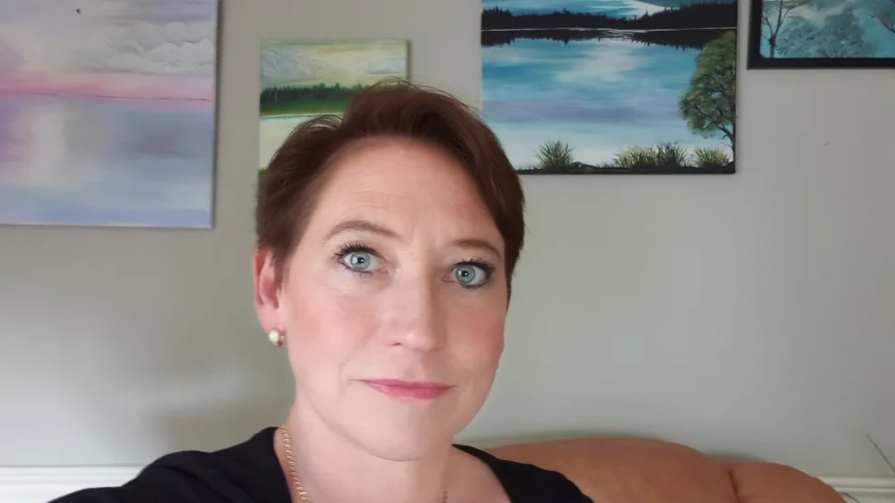 ”Att måla är avkopplande, man glömmer allt annat i flera timmar” säger Veronica Beauregard Camp som till vardags arbetar som undersköterrska vid Enköpings lasarett och målar tavlor på sin fritid. Nu ställer hon ut vid Salnecke slottscafé.