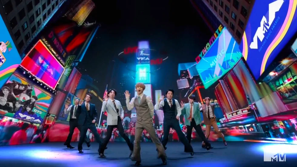 Den sydkoreanska popgruppen BTS har sin första etta på den amerikanska singellistan, med låten "Dynamite".