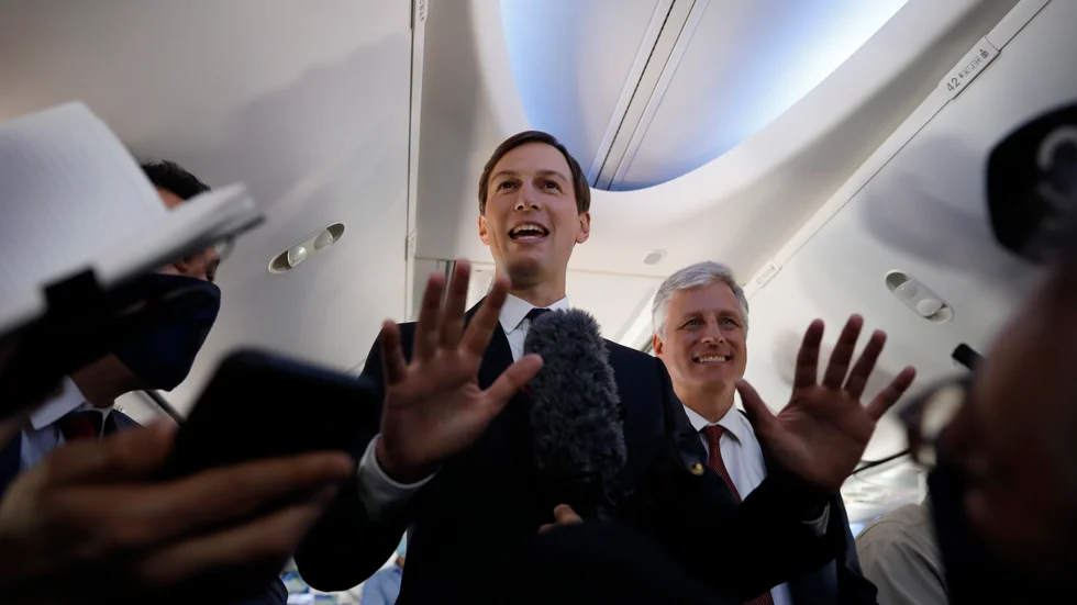 Jared Kushner, rådgivare och tillika svärson till USA:s president Donald Trump, och Robert O'Brien, USA:s nationelle säkerhetsrådgivare, ombord på El Al-planet under flygningen till Förenade arabemiraten.