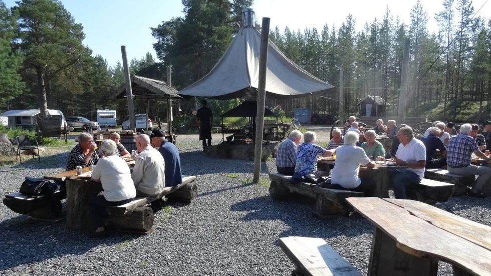 Medlemmarna satt ute i solskenet och njöt av en god måltid tillsammans.