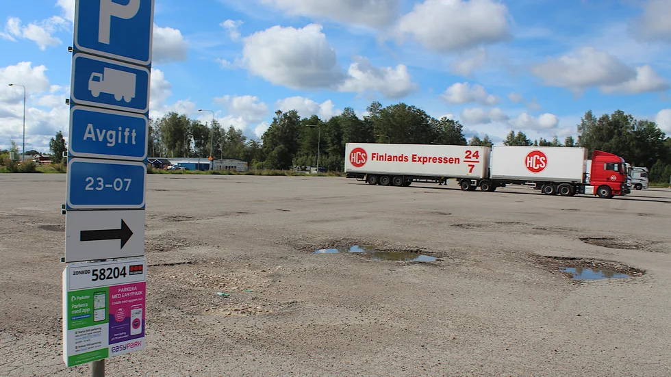 Chauförerna får betala om de vill stå nattetid på Depots parkering. Ska övervakning även leda till minskd busåkning? 