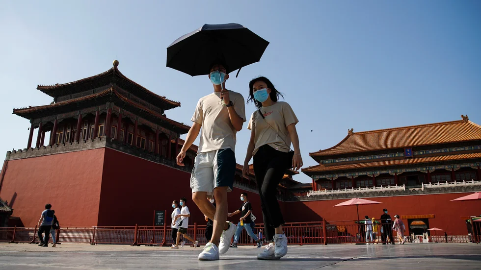 Besökare med munskydd i Förbjudna staden i Peking. Bilden är tagen i förra veckan.